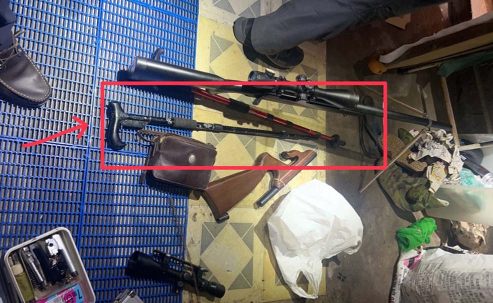 ▲圖說:員警在陳嫌槍械改造廠起獲狙擊空氣槍、銀色鋼筆槍、拐杖槍等改造槍枝 (圖/台中市政府 提供)