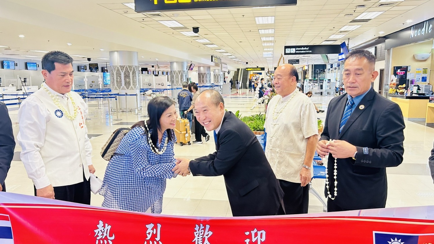 美斯樂義民文史館主席王紹章(右)向黃仁夫人王春梅(左)致意。(圖/黃仁國會辦公室)