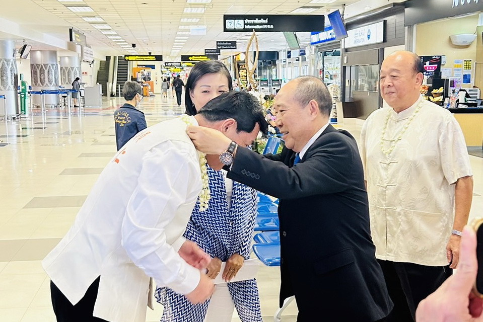 美斯樂義民文史館主席王紹章(右)為黃仁戴上象徵祝福的鮮花串。(圖/黃仁國會辦公室)