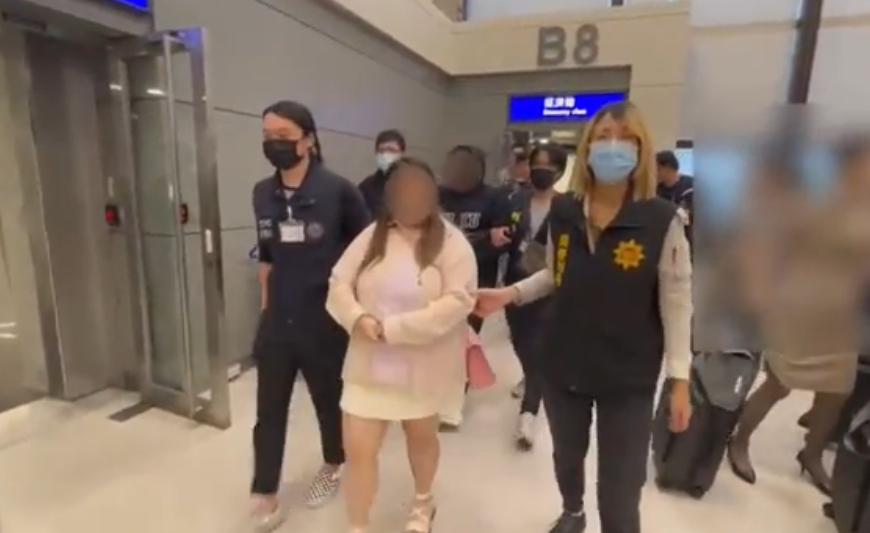 刑事局警方於機場押解犯嫌。(記者徐煜勝翻攝)