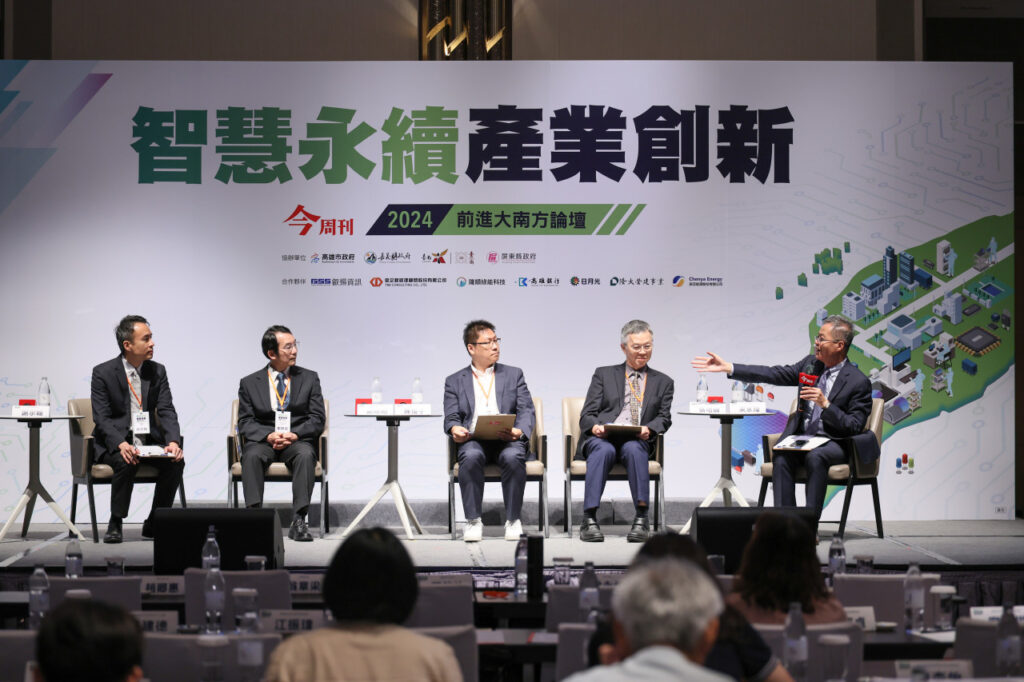 產業領袖們齊聚探討發展策略。中鋼籲政府支持綠氫、碳封存,辰亞暢提高光電案場回饋金額,隆順綠能盼政府堅持「做對的事」,叡揚資訊提數位化成三大問題解方。左起為辰亞能源財務長謝宗翰、中鋼公司技術部門副總經理鄭際昭、隆順綠能董事長陳俊宇、叡揚資訊執行長張培鏞、《今周刊》發行人梁永煌。