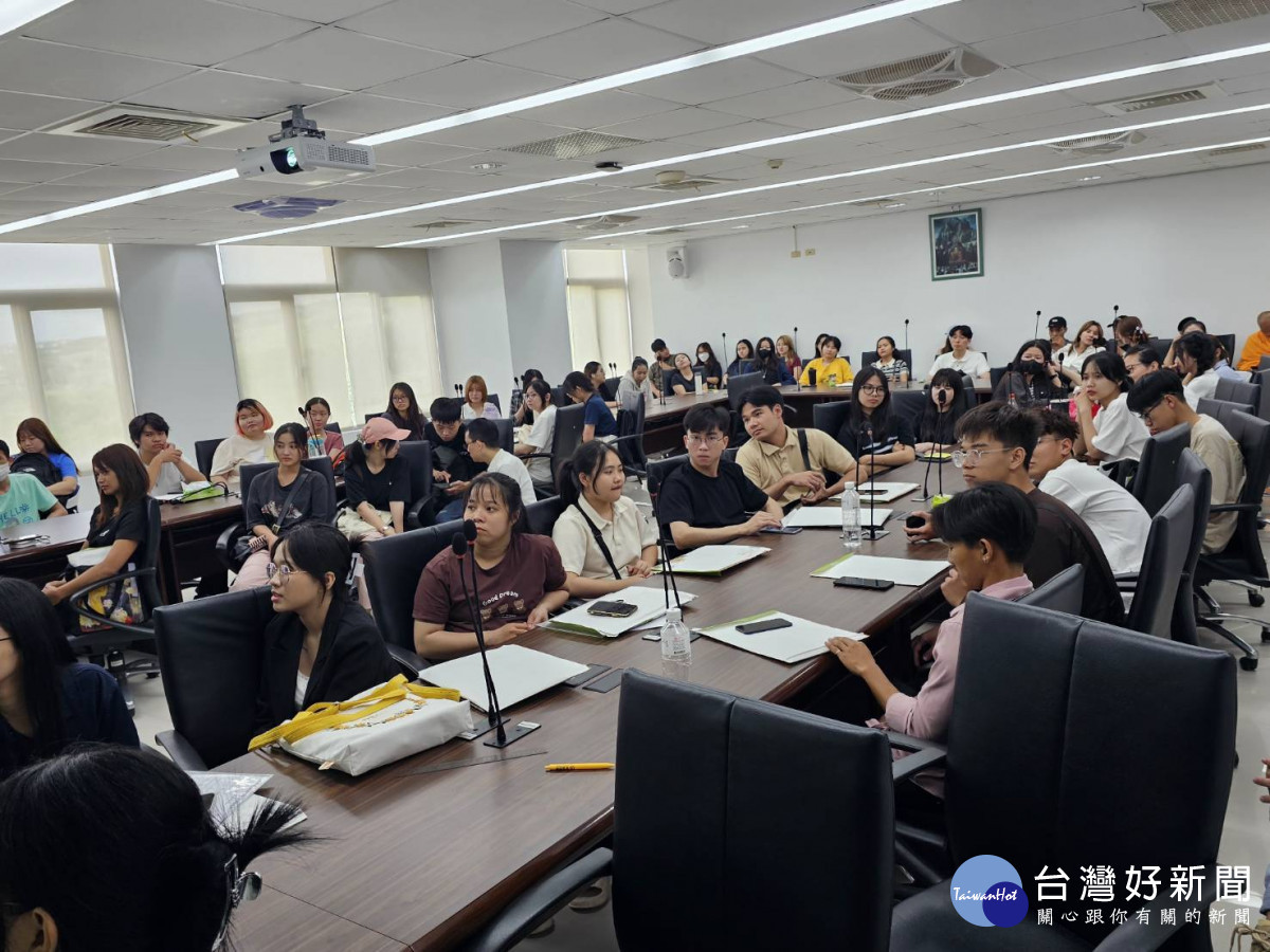 「境外新生說明會」讓外國籍的大一新鮮人於初入境就學時,了解居留法規及相關權益。
