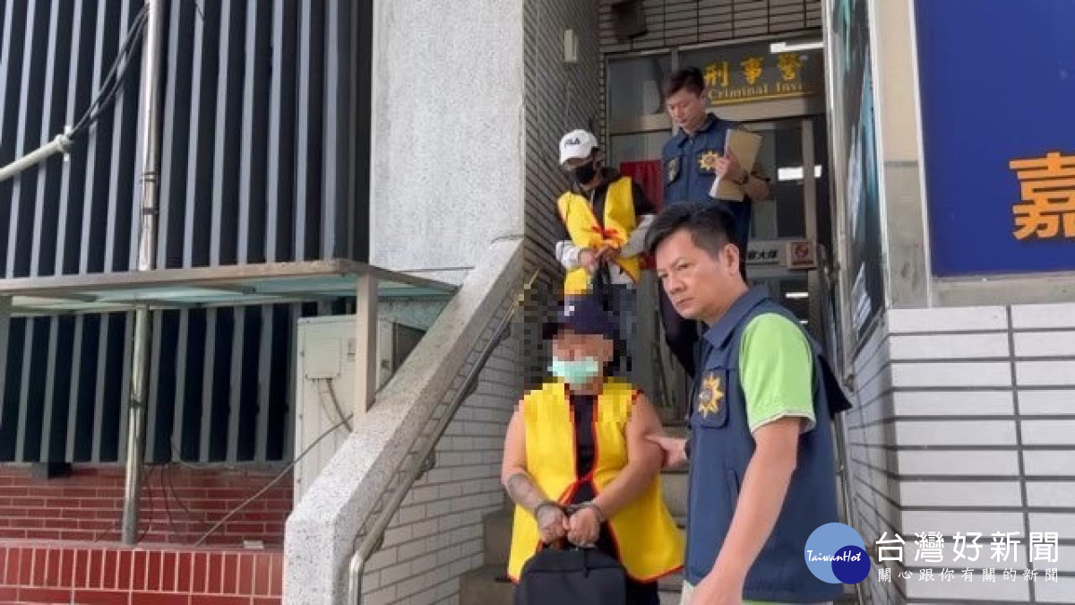 警方逮捕冒充「投資公司外派專員」的李姓車手,以及在一旁監視的潘姓監控手/警方提供