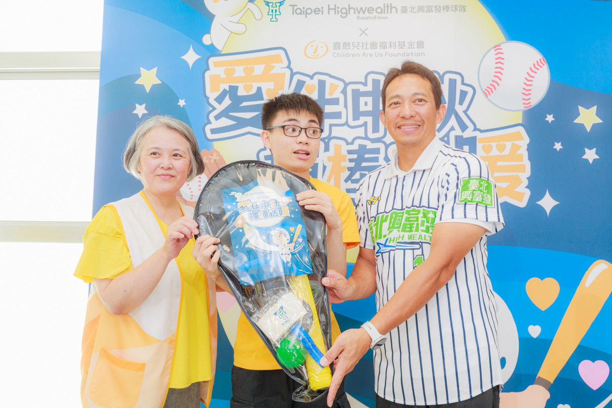 為感謝憨兒們的付出,臺北市政府體育局特別致贈樂樂棒球組及球隊禮物給予憨兒們,並鼓勵大家運動健身。