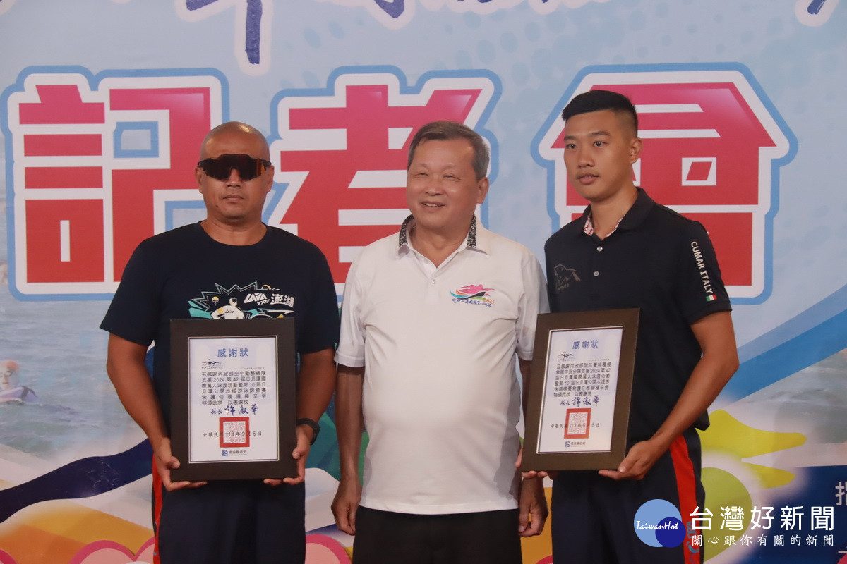 王副縣長感謝空勤總隊與消防署特搜隊的支援。(記者扶小萍攝)