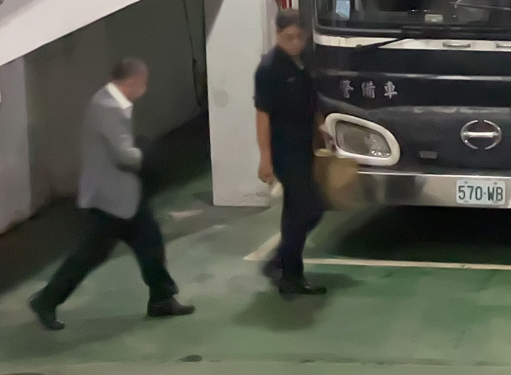 威京集團主席沈慶京(左)上月30日遭收押送台北看守所。資料照片/林啟弘攝