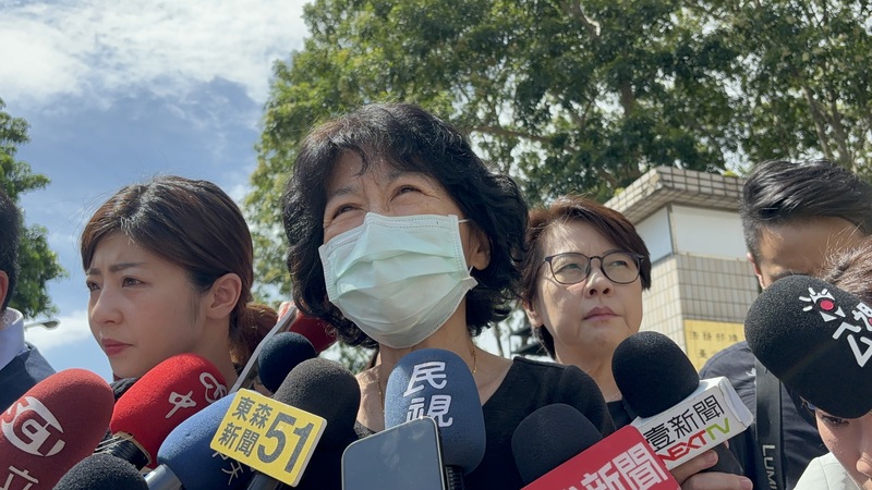 陳佩琪(右)6日帶會客菜、書等生活用品到台北看所守送給柯文哲。中央社