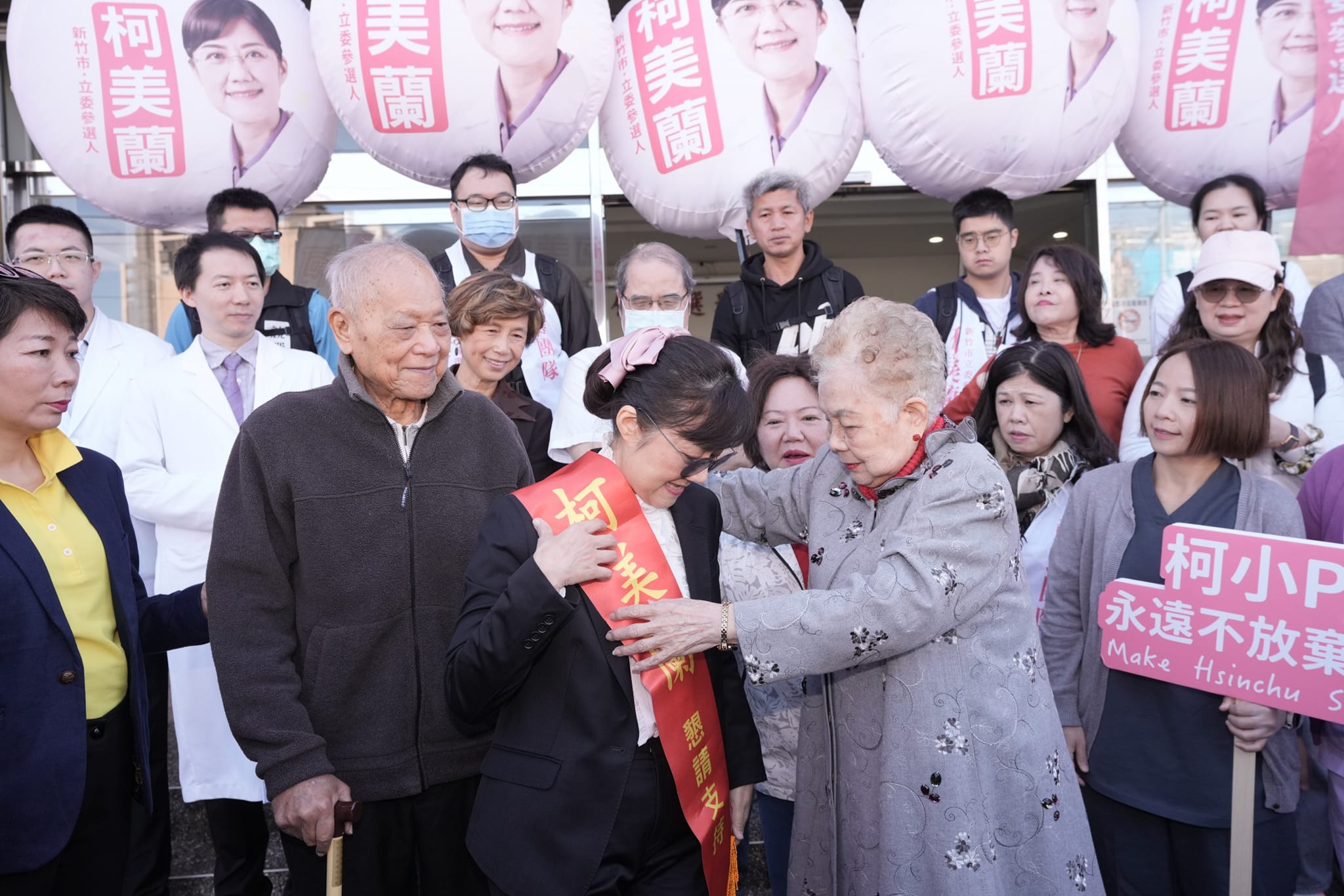 林國成6日透露,柯文哲母親(前排右)心情不平但很堅強,柯爸(前排左2)目前住院狀況不理想。翻攝柯美蘭臉書