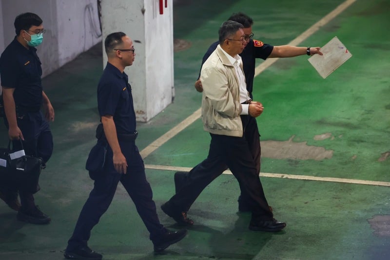 柯文哲(前右)5日在法警戒護下,上囚車送往台北看守所。中央社