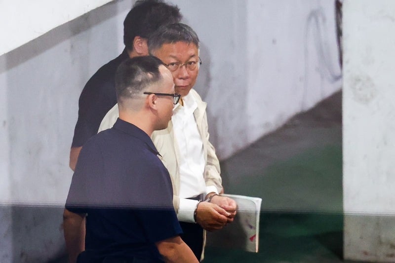 民眾黨主席柯文哲(中白衣者)涉京華城案,北院5日下午再開羈押庭裁定柯文哲羈押禁見,柯文哲在法警戒護下,晚間搭乘囚車送往台北看守所。中央社