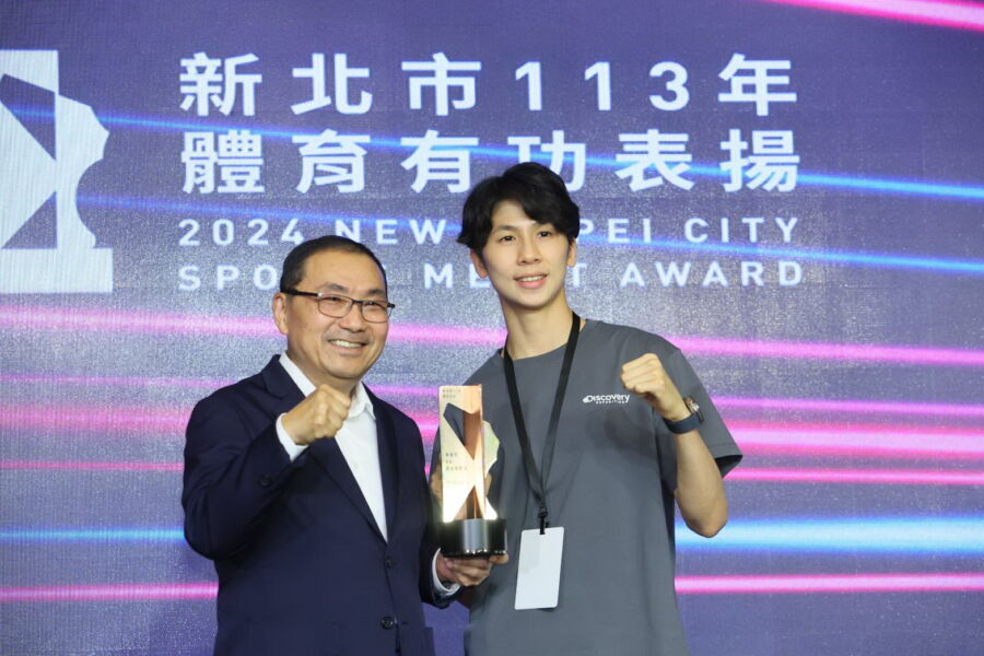 圖/新北市長侯友宜頒獎予拳擊選手林郁婷,讚許其努力拚戰的精神。(新北市政府體育局提供)