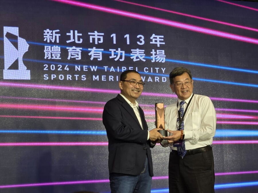 圖/新北市長侯友宜頒獎給榮獲新北市113年體育有功人員的福營國中校長楊尚青。(楊尚青臉書)