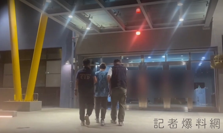 ▲謝男因柯文哲遭收押,而心生不滿,朝民進黨高雄黨部砸雞蛋。(圖/民眾提供)