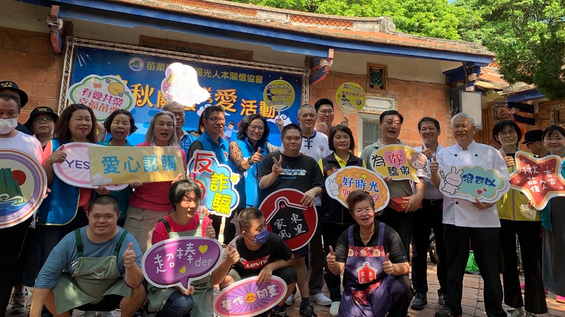 苑裡東里家風百年古厝 月圓中秋關懷送愛