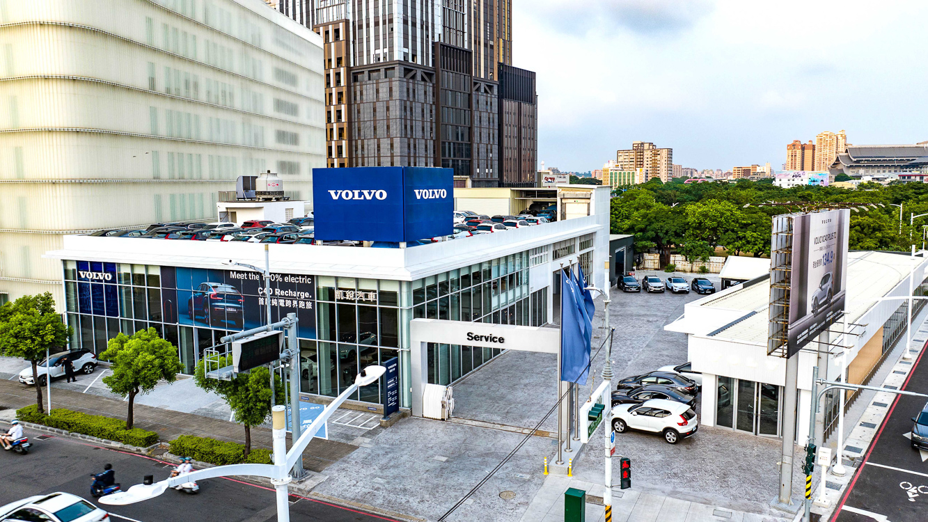 ▲為讓高雄港都喜愛VOLVO的朋友享有更全面無微不至的頂尖服務,VOLVO_凱銳汽車斥資兩億,重新打造高雄博愛展示暨服務中心今日正式從「心」出發,呈現出耀眼丰采的愛河之星。(圖/VOLVO提供)