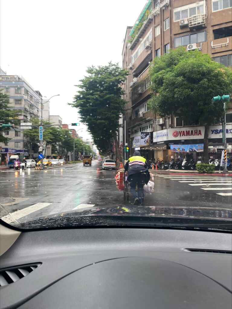 ▲ 員警熱心協助身體不適老翁送。(民眾提供)