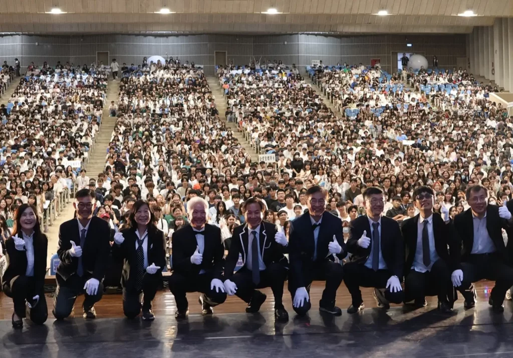 東海大學校長張國恩帶領行政團隊和3000多位大一新生融入「大學入門」活動。(圖/東海大學提供)
