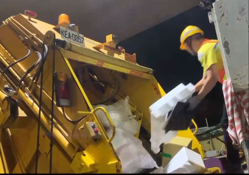 【帶頭違法2-1】民眾直擊紙箱保麗龍當垃圾處理 環保局否認影片遭打臉 238 【帶頭違法2-1】民眾直擊紙箱保麗龍當垃圾處理 環保局否認影片遭打臉 237