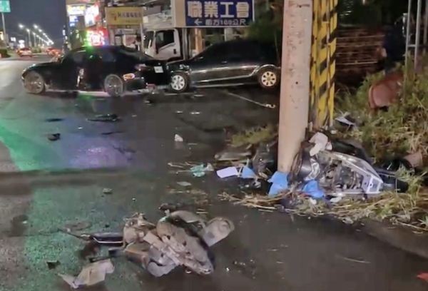 BMW失控打滑高速甩尾 無辜女騎士遭波及慘死 226 BMW失控打滑高速甩尾 無辜女騎士遭波及慘死 225