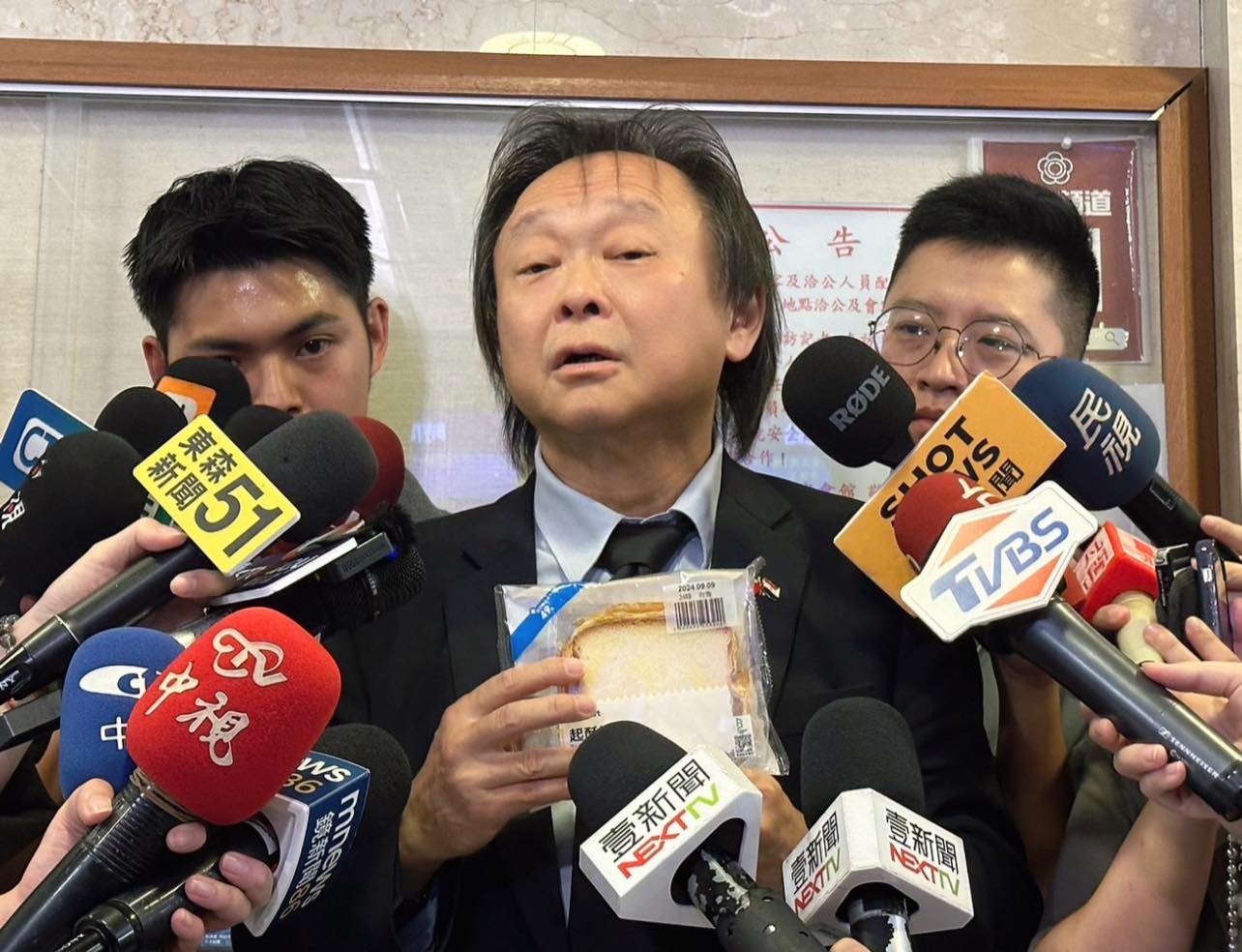 賀柯文哲司法密室逃脫結束 王世堅加碼送「起酥蛋糕」 238 賀柯文哲司法密室逃脫結束 王世堅加碼送「起酥蛋糕」 237