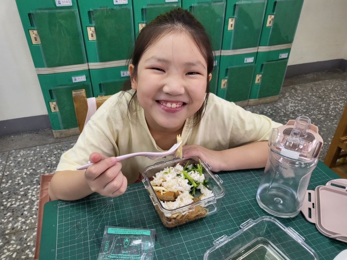 桃園在地綠竹筍入菜 學生開心享用營養午餐 90 S 44843044 0
