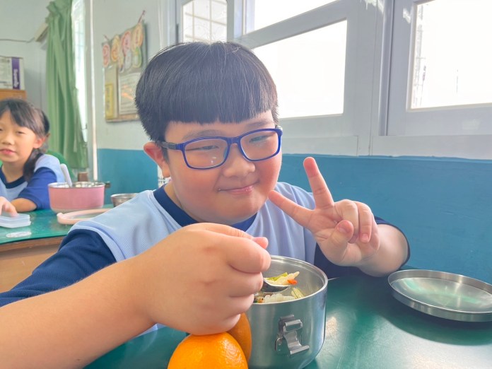 桃園在地綠竹筍入菜 學生開心享用營養午餐 92 S 44843047 0