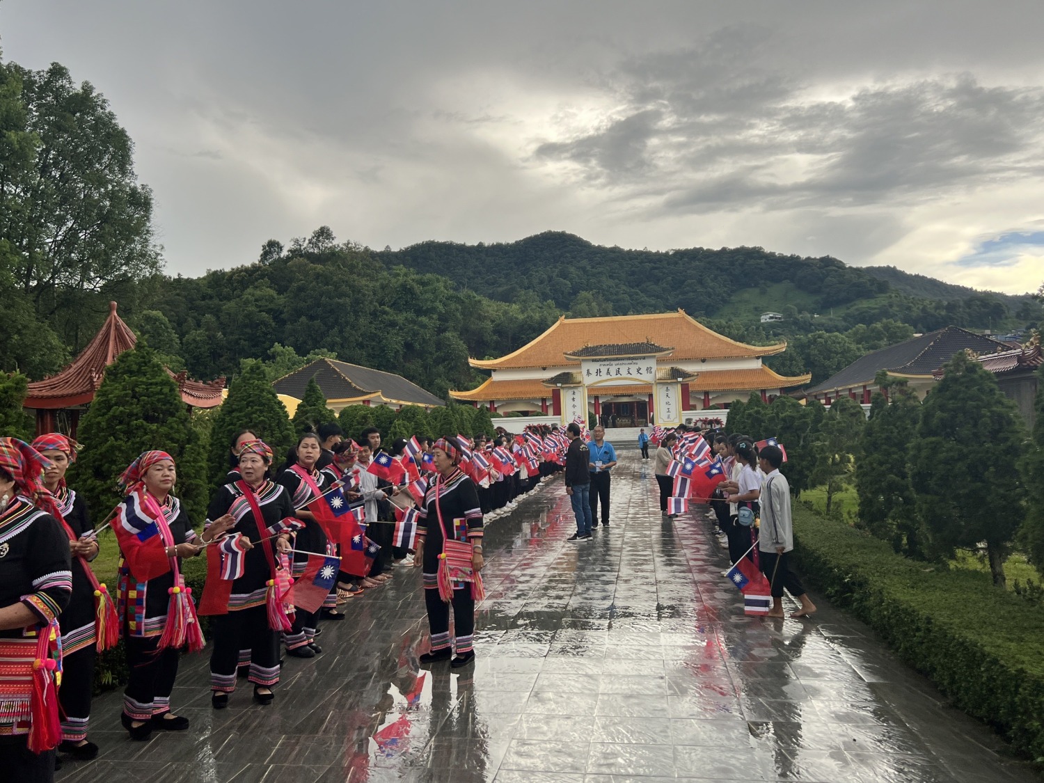 黃仁一行到訪美斯樂義民文史館時，天公作美，大雨驟停，現場中華民國國旗旗海飄揚。(圖／黃仁國會辦公室) 