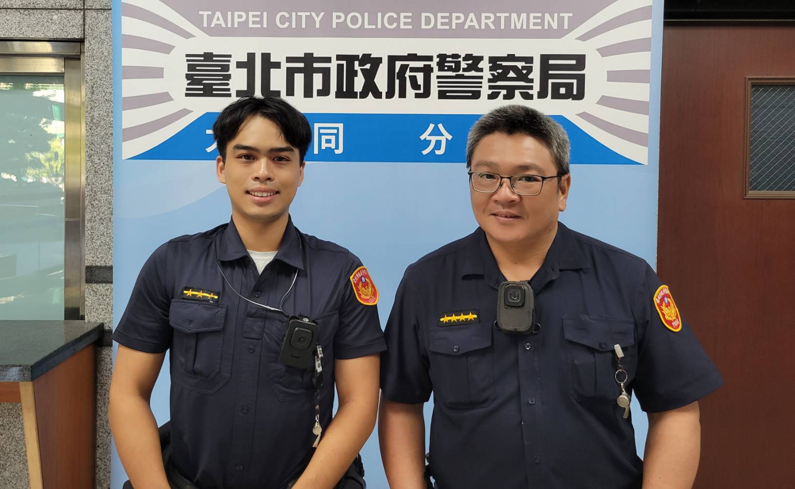 寧夏路派出所副所長吳仁成(右)、警員劉愷恩(左)成功攔阻王姓阿嬤匯款。(記者 黃荷琇翻攝)