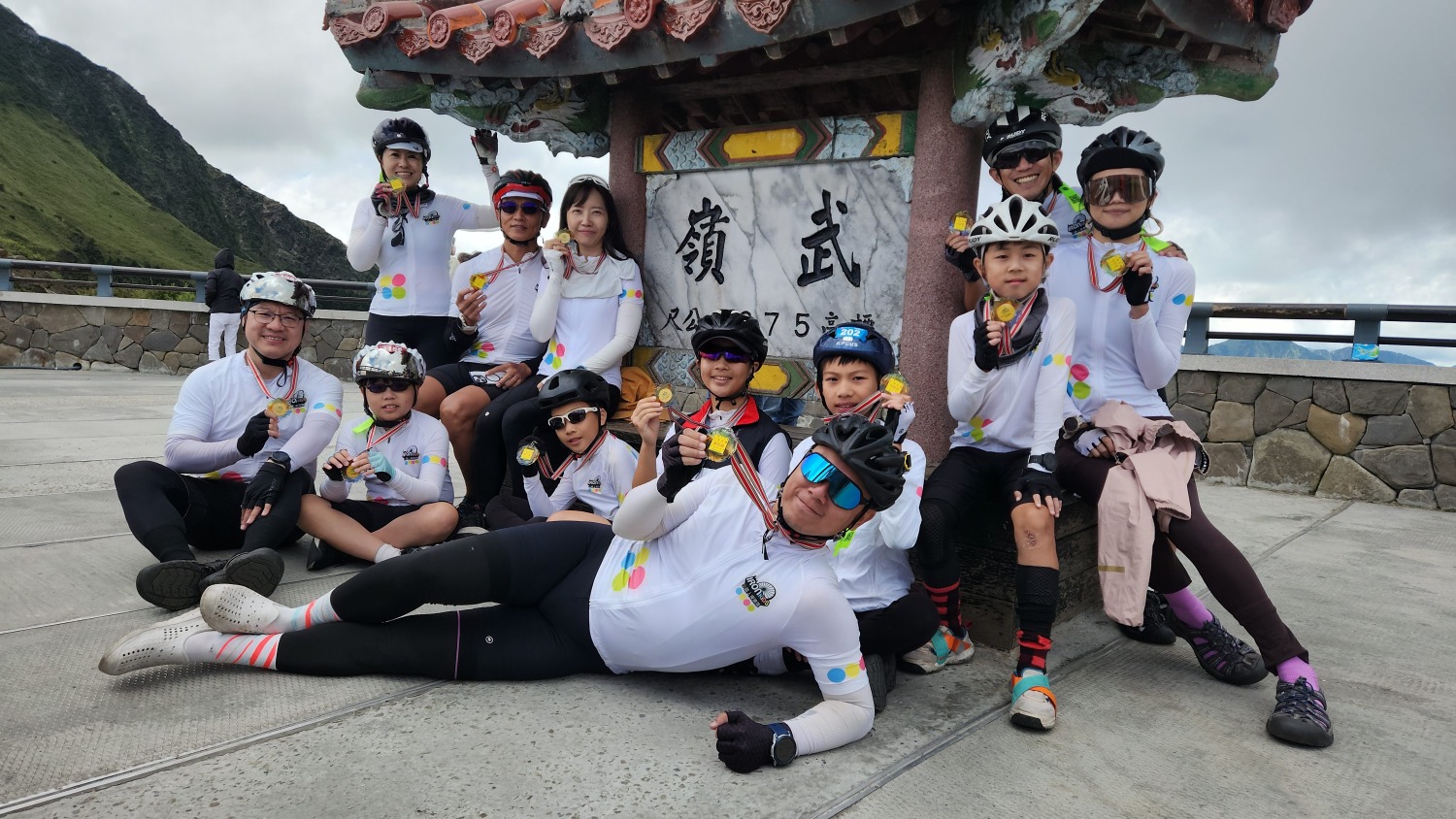 父母與孩子在武嶺合影留念,見證彼此共同完成的難忘旅程。(圖/小鐵人探險隊提供)