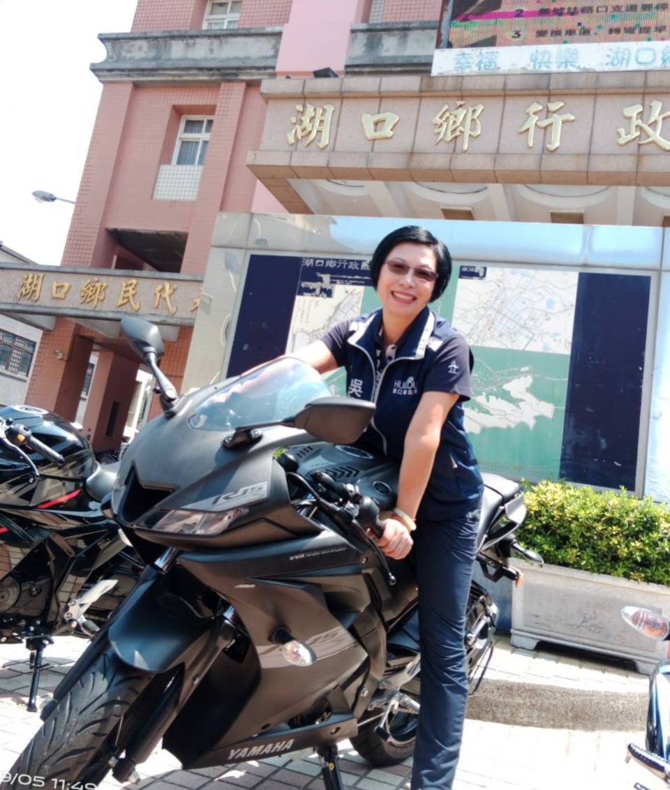 吳淑君鄉長特別展示超帥氣的機車抽獎大禮,邀請鄉親老少歡聚湖口,好運一路發。(圖/記者黃溎芬翻攝)
