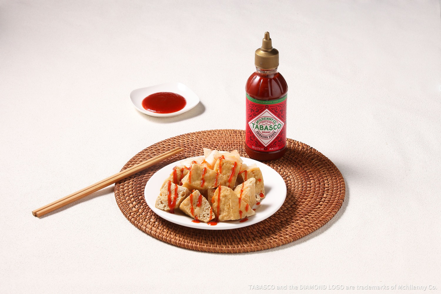 台灣經典小吃—臭豆腐,搭配TABASCO是拉差辣醬,酸甜微辣碰撞出全新味覺驚喜!(圖/欣臨企業提供)