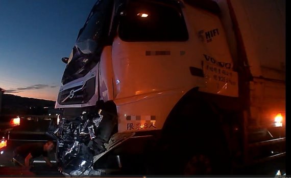 國道3號彰化北上5車連環碰撞 聯結車貨物噴飛造成南下車道