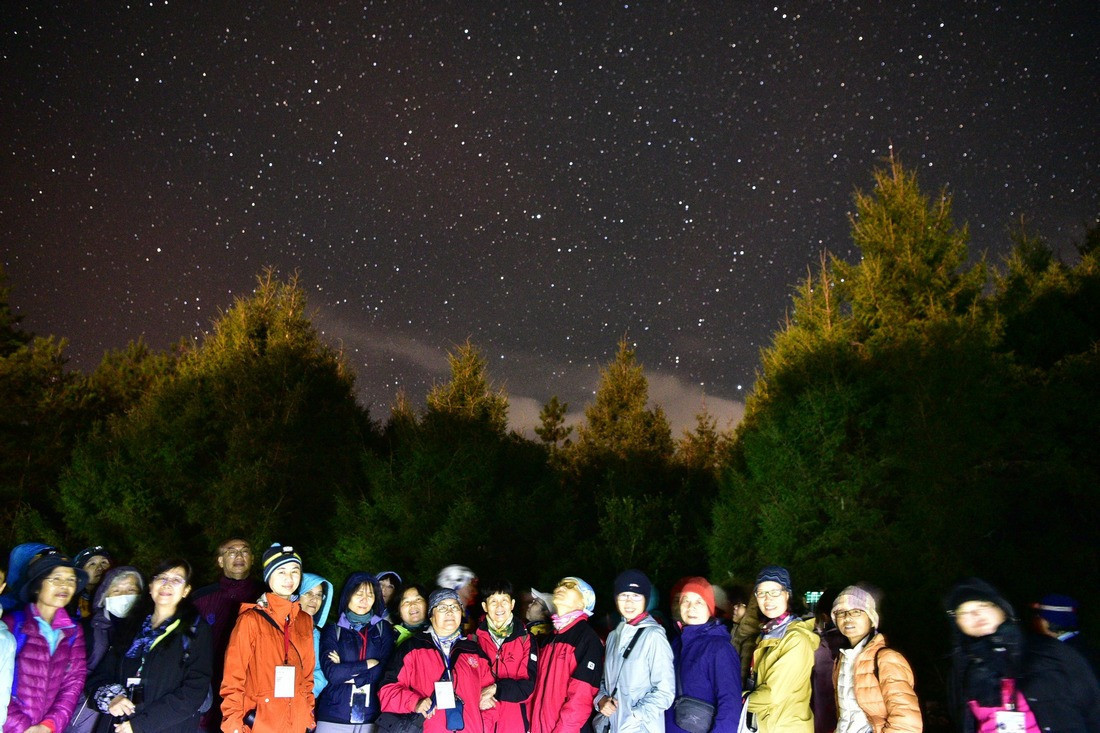 學員們歡喜的和塔塔加夜空繁星點點合影實況。(圖/玉管處提供)