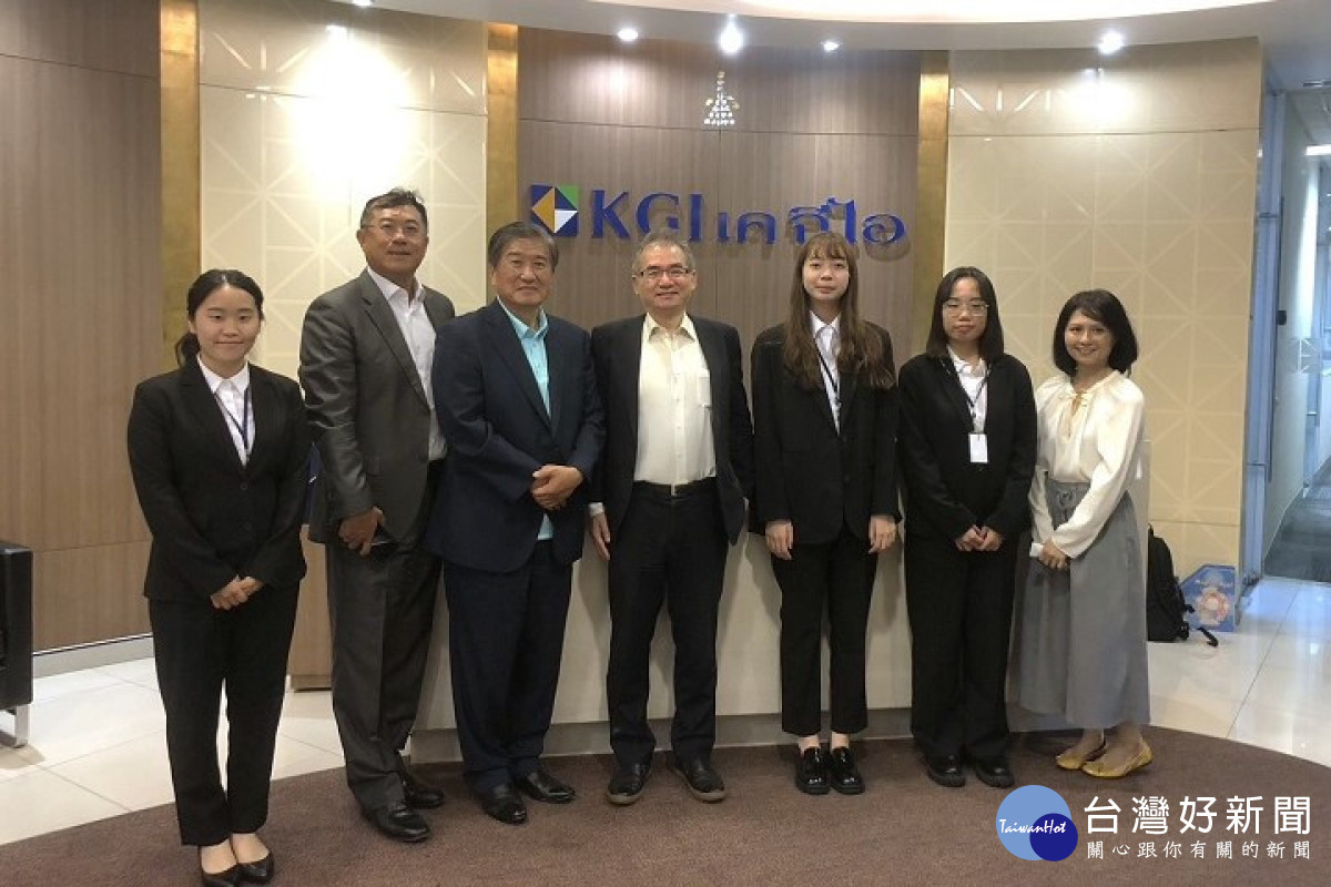 財管系學生與「KGI 凱基證券」前董事長曾錦隆(左3)、及財管系張世潔副教授。