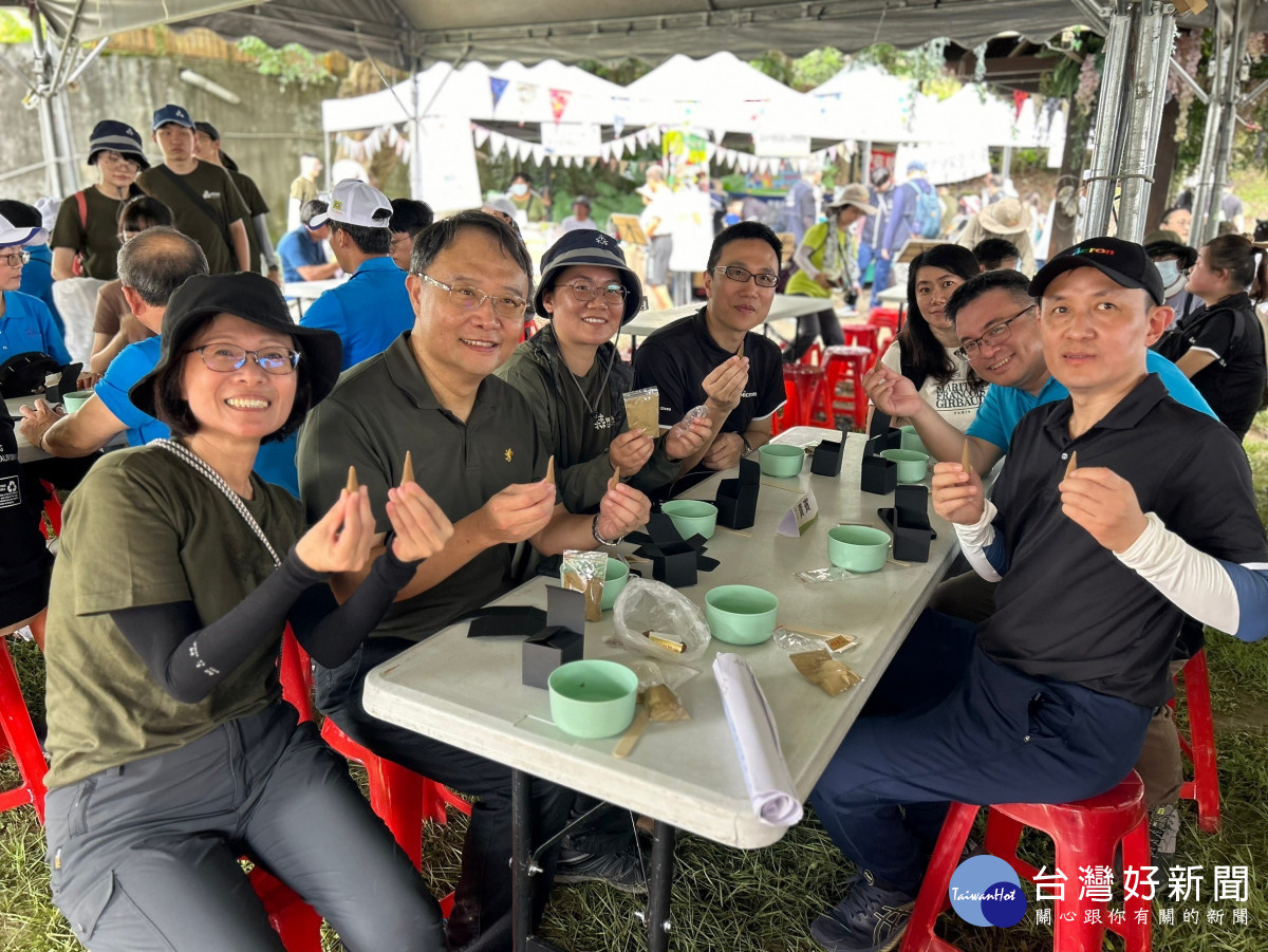 臺中分署邀請林源美香舖第六代傳人運用乾燥的小花蔓澤蘭粉末,混合土肉桂葉、臺灣扁柏、艾草及香茅等中藥材料,製作天然無化學農藥的防蚊香錐。