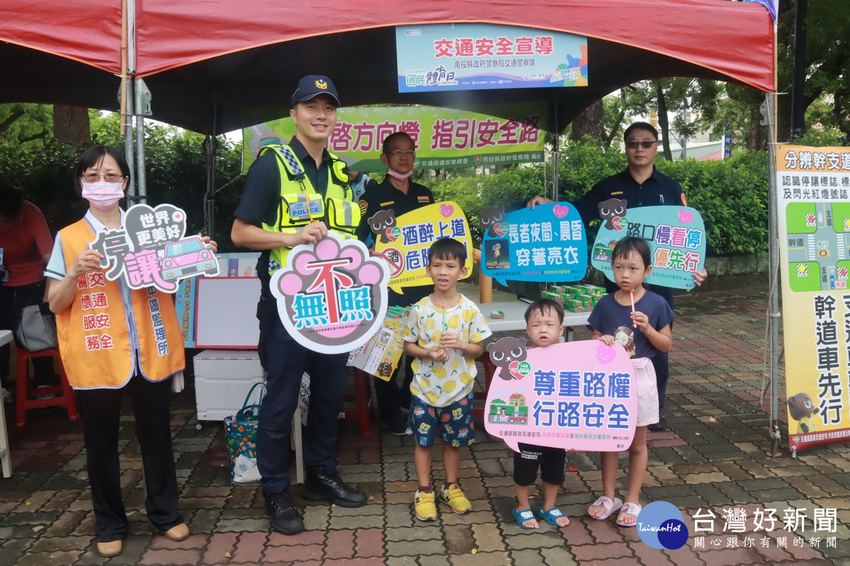 交通安全宣導對小朋友建立正確觀念。(記者扶小萍攝)