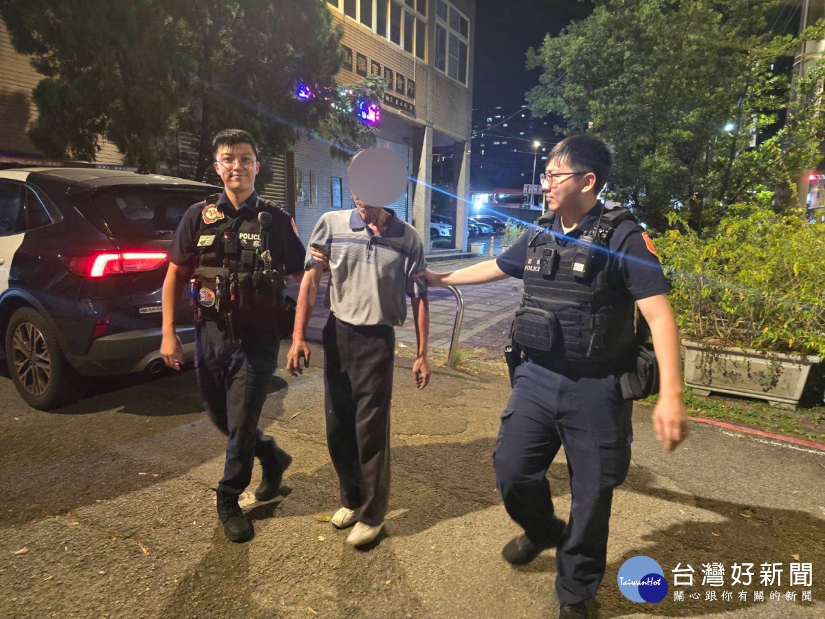失智老翁捲縮機車踏板休息,警方鷹眼尋獲送醫治療。