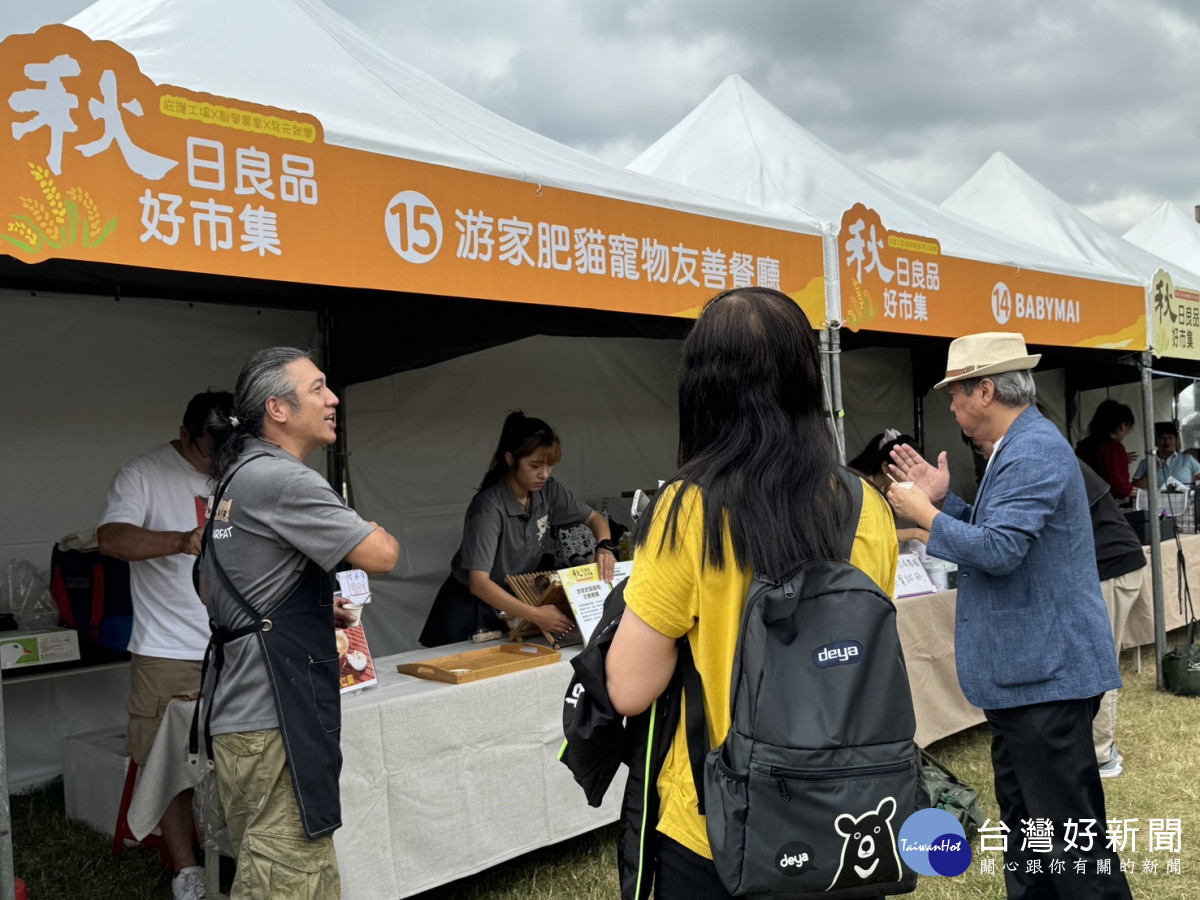 微型創業鳳凰攤位吸引大批民眾購買,地方美食與特色商品。