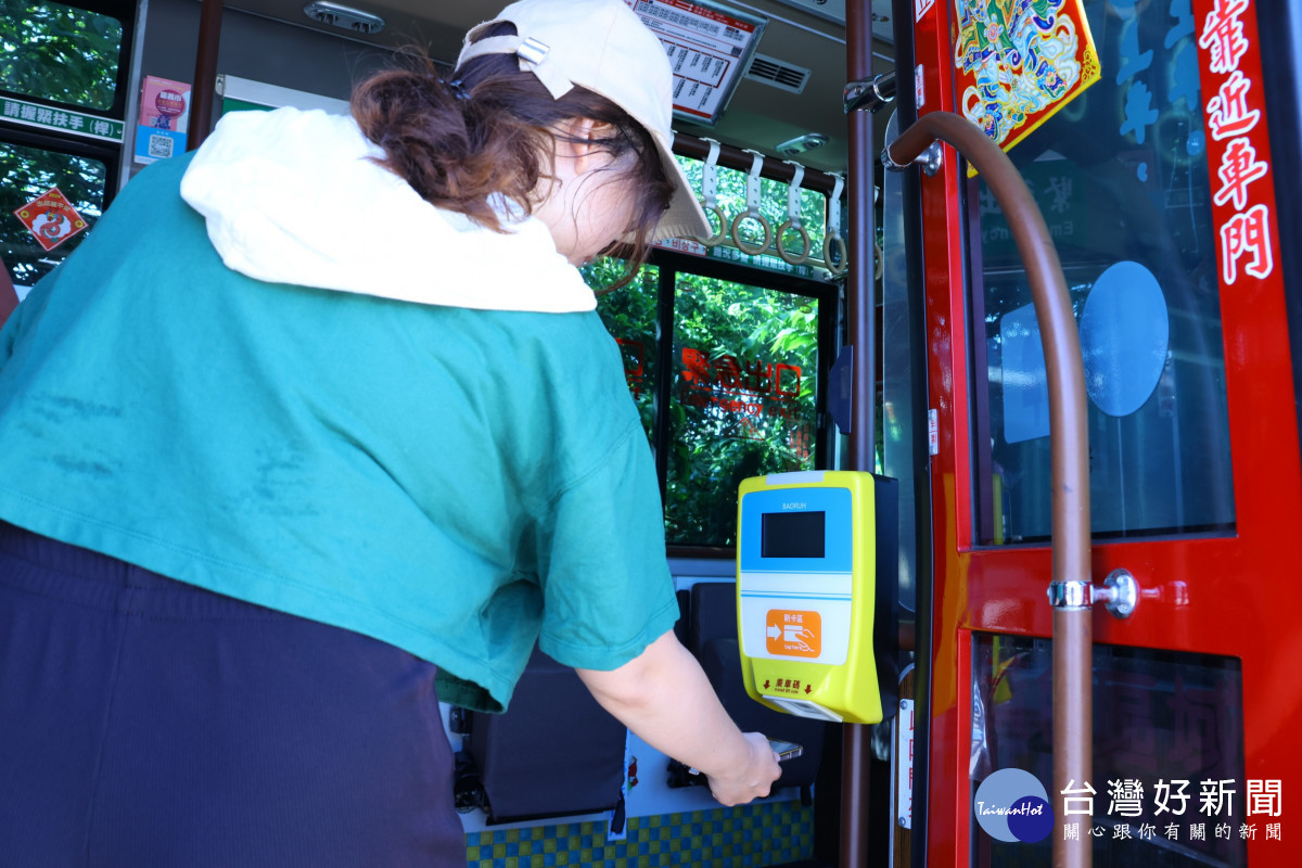 嘉義市電動公車自113年9月起，全面升級QR code掃描功能的「行動支付」驗票車機/嘉義市府提供