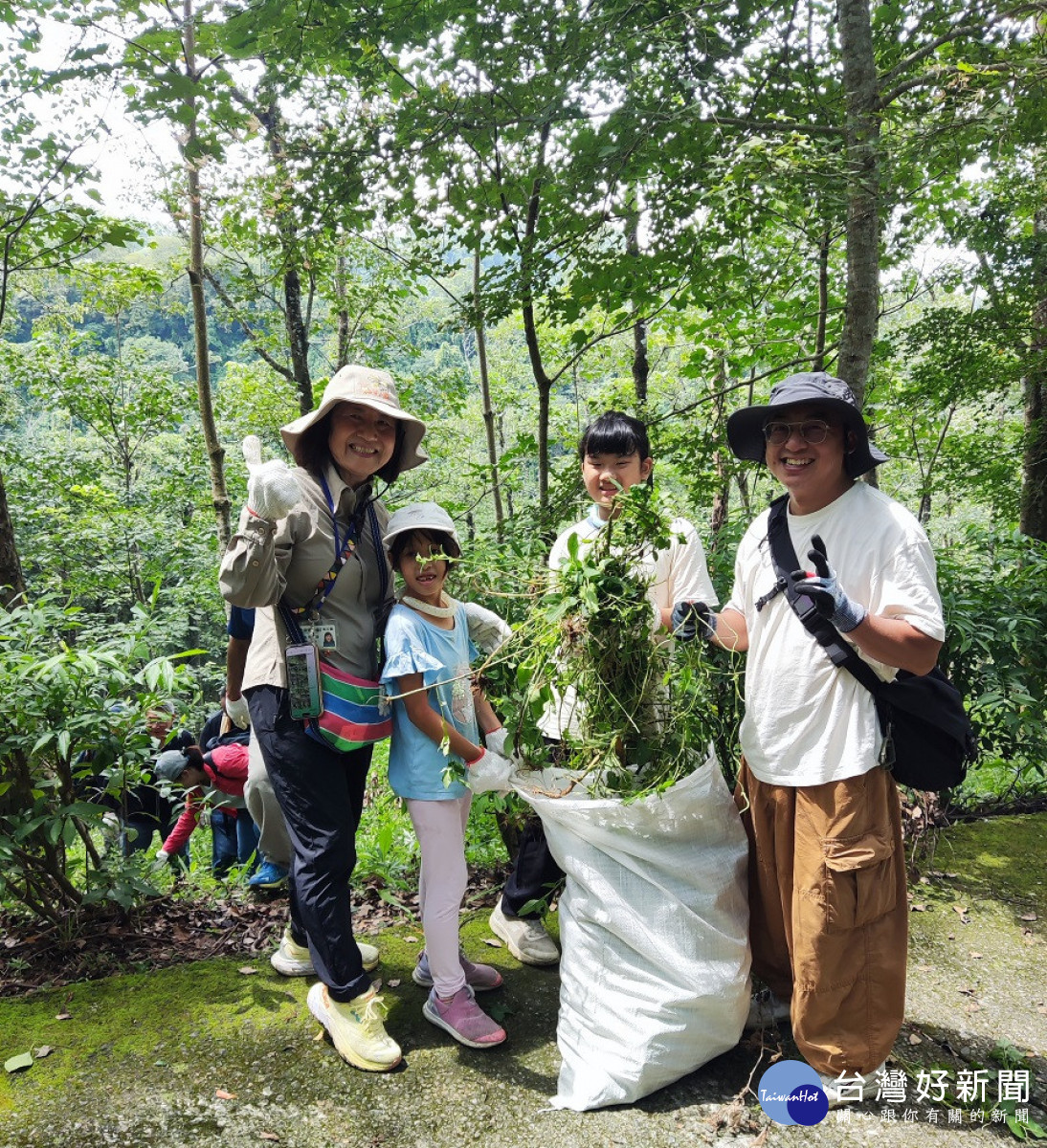 參與民眾展示清除成果。(圖/東勢林場遊樂區)