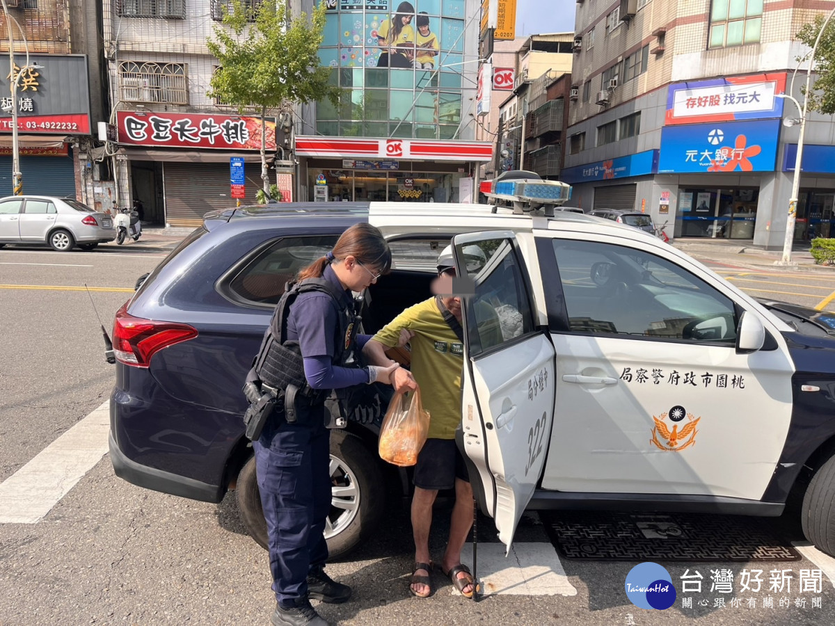 帕金森式症老翁,全身顫抖且行動緩慢腳步不穩,執行勤務的員警發現,將他安全的送返家。