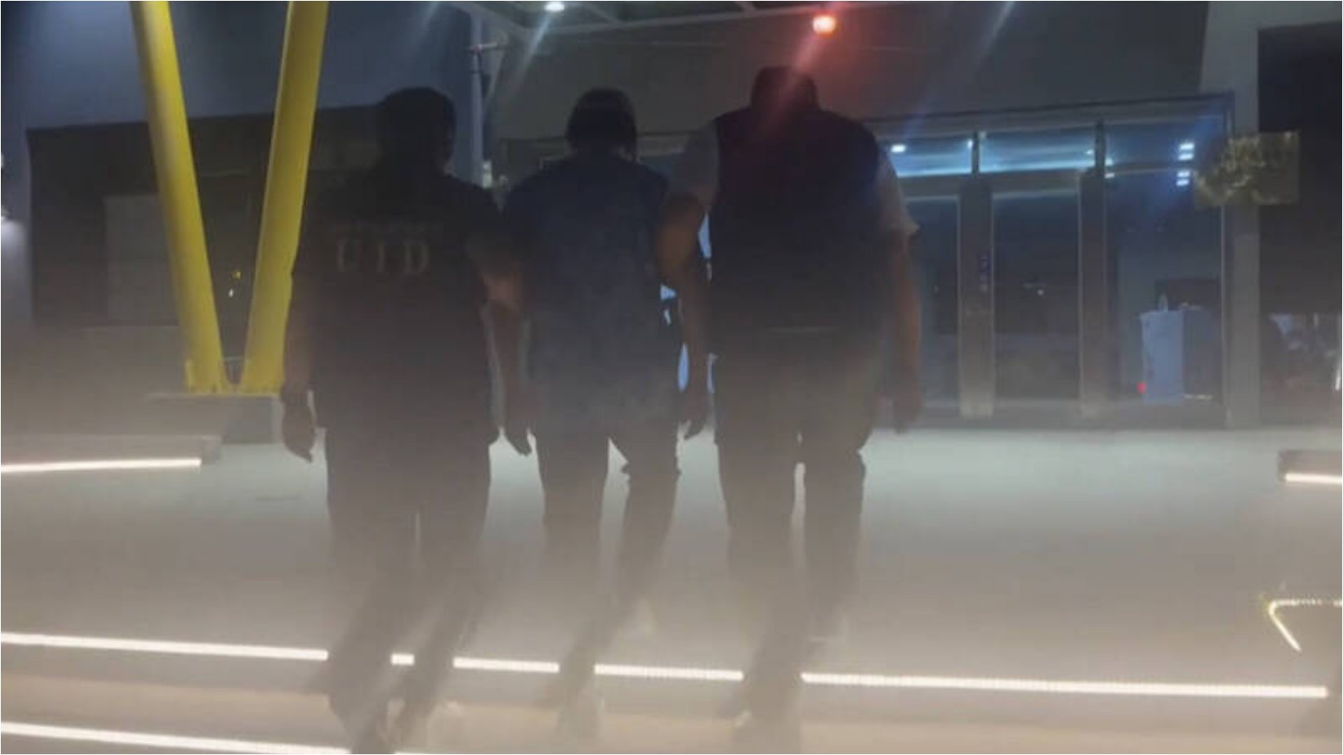謝男（中）５日蛋洗民進黨高市黨部，６日深夜在高鐵左營站被查緝到案。翻攝畫面