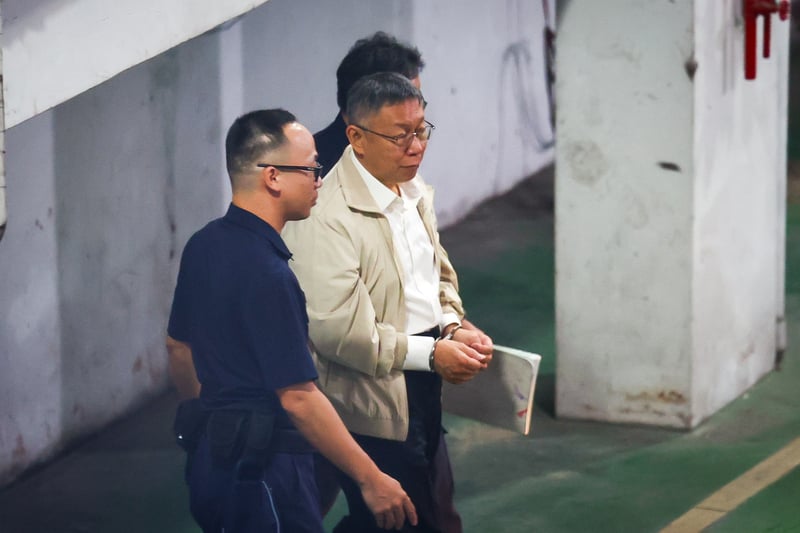 柯文哲(中)5日遭北院更裁羈押禁見,隨即被上銬移送台北看守所。中央社