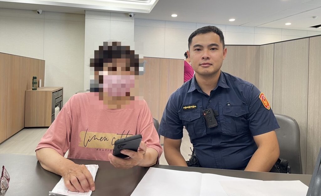 ▲圖說:員警詳細講解投資詐騙常見手法,成功攔阻施婦匯款,保住500萬積蓄 (圖/台中市政府 提供)