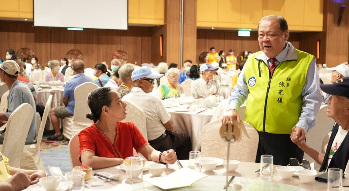 澎湖縣中秋佳節關懷獨居老人團圓餐會 陳光復前來關懷長者、共進午餐