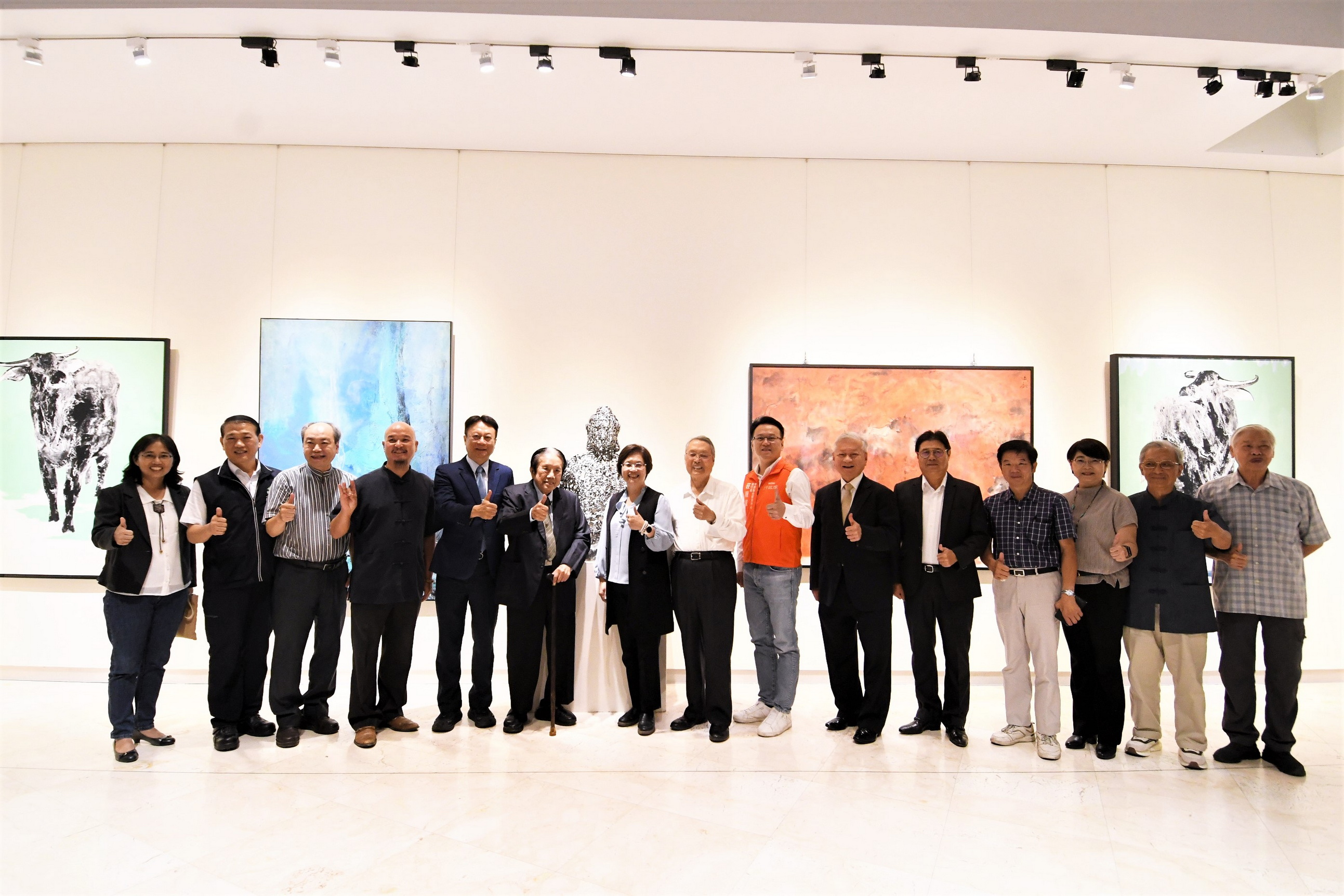▲彰化縣立美術館辦理「千里快哉風—許文融創作展」，展出水墨、油畫、草書、雕塑與數位藝術作品，且將其許多作品作成AR形式。（記者張溎壕攝）