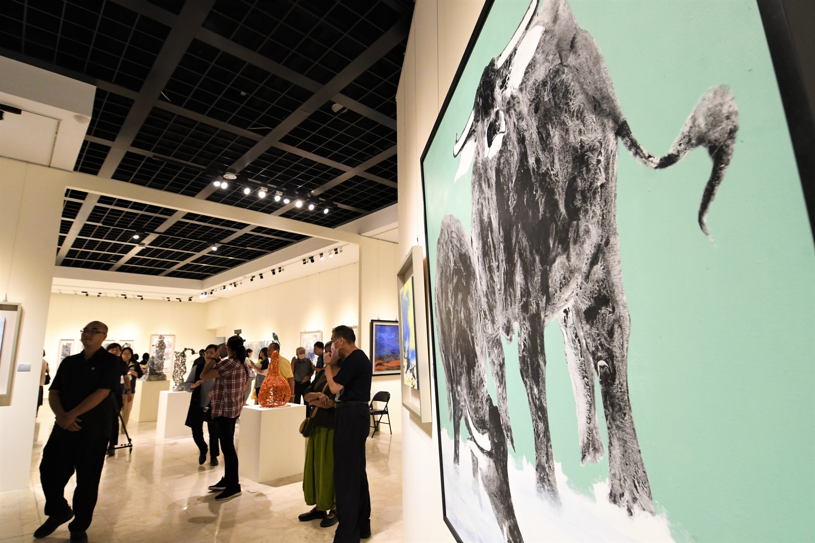 ▲彰化縣立美術館辦理「千里快哉風—許文融創作展」，展出水墨、油畫、草書、雕塑與數位藝術作品，且將其許多作品作成AR形式。（記者張溎壕攝）