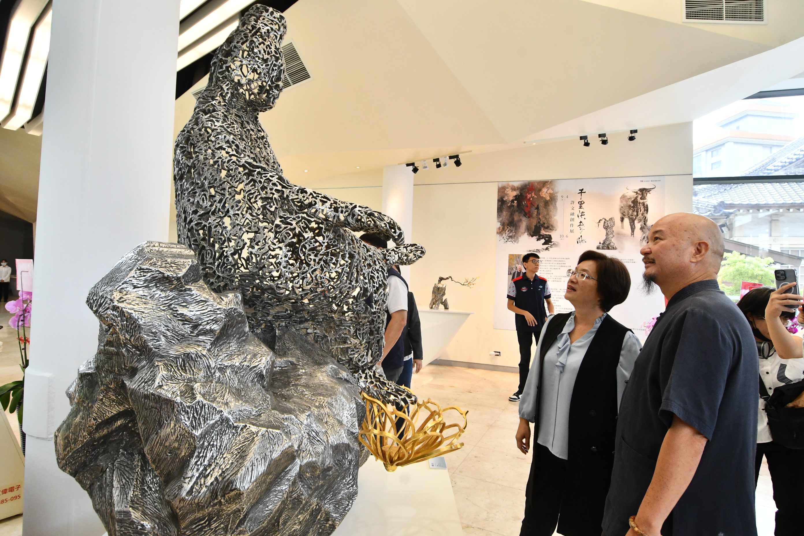 ▲彰化縣立美術館辦理「千里快哉風—許文融創作展」，展出水墨、油畫、草書、雕塑與數位藝術作品，且將其許多作品作成AR形式。（記者張溎壕攝）