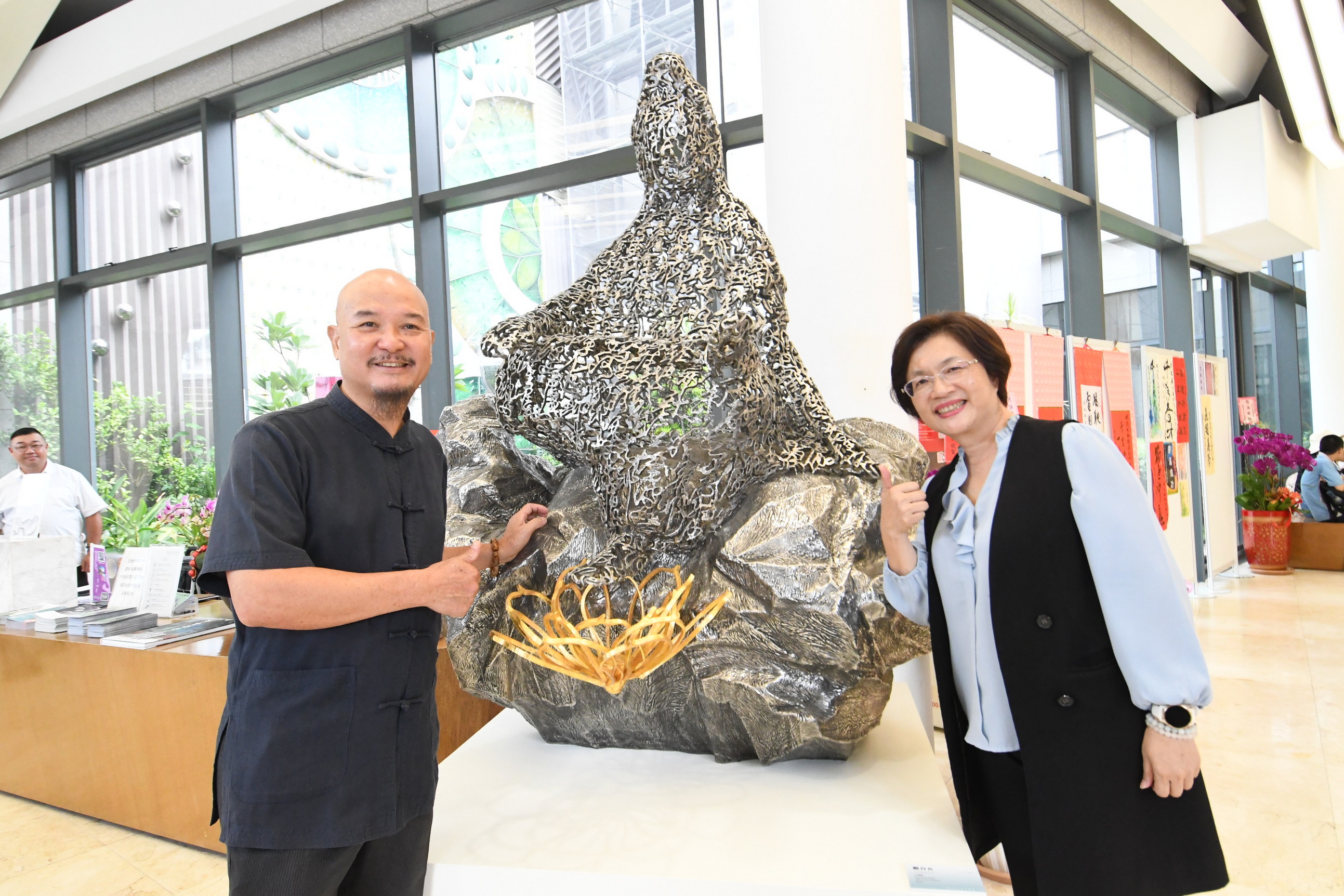 ▲彰化縣立美術館辦理「千里快哉風—許文融創作展」，展出水墨、油畫、草書、雕塑與數位藝術作品，且將其許多作品作成AR形式。（記者張溎壕攝）