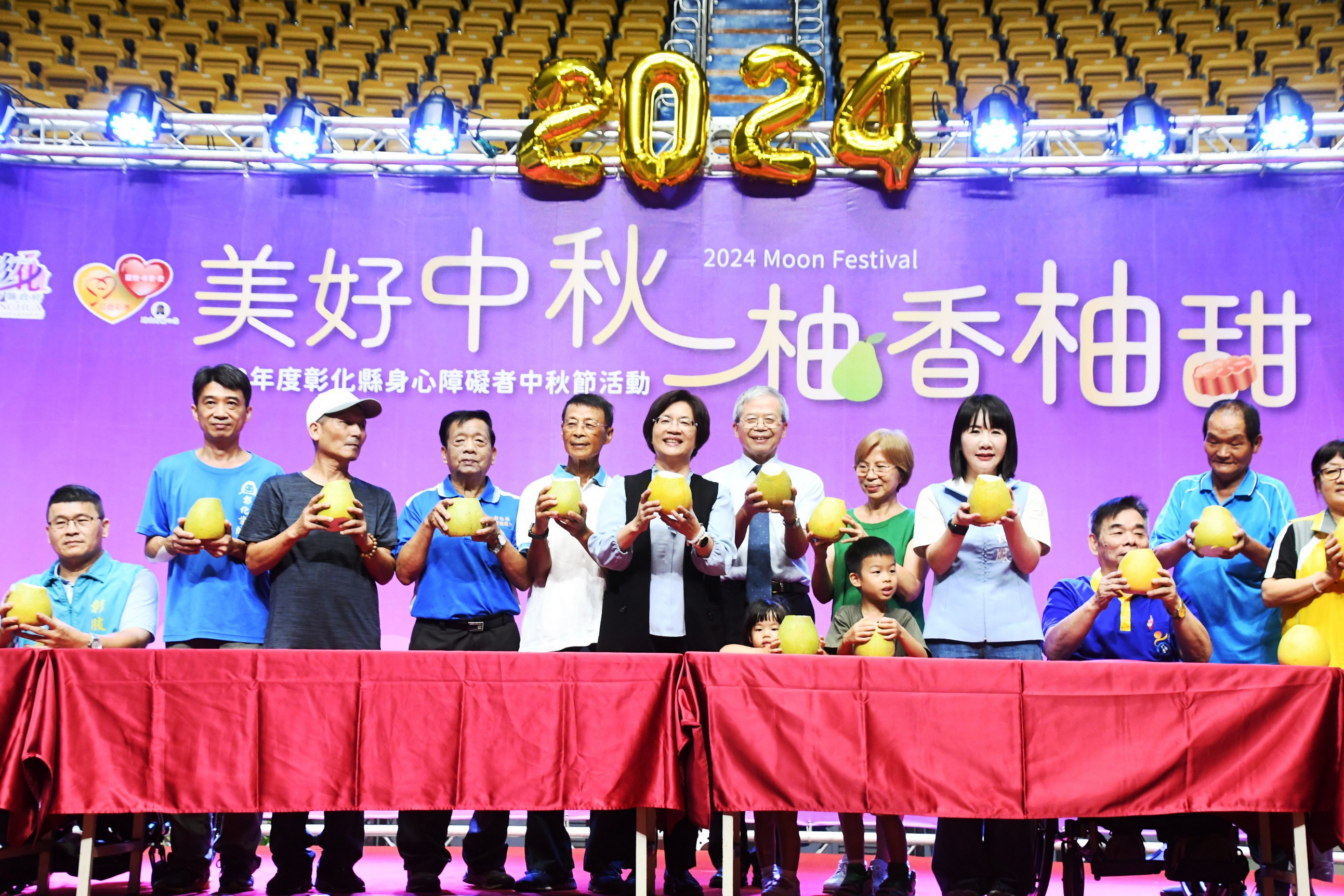 ▲彰化縣政府辦理「美好中秋 柚香柚甜－113年度彰化縣身心障礙者中秋節活動」，邀請縣內12大身心障礙團體的朋友與家屬們，提前歡度中秋。（記者張溎壕攝）